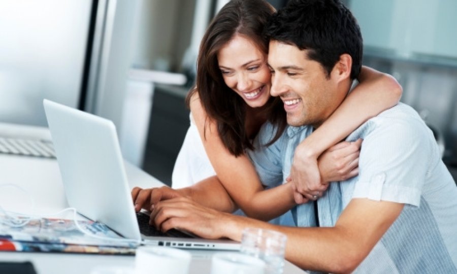 muškarac žena ljubav laptop
