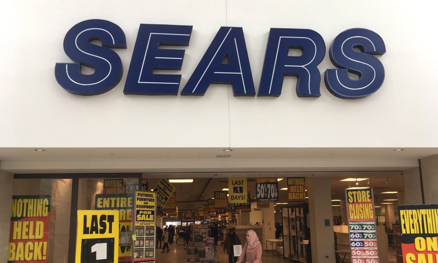 Trgovina Sears u Oakvilleu posljednji radni dan prije zatvaranja 17. prosinca 2017. Ta je trgovina bila 2017. proglašena najboljom u državi.