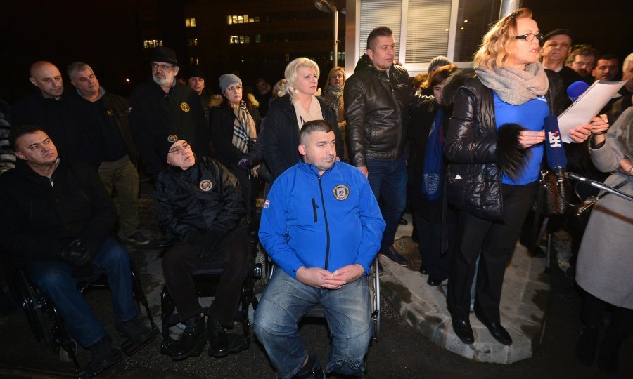 Prosvjed pred HRT-om zbog prikazivanja filma Ministarstvo ljubavi