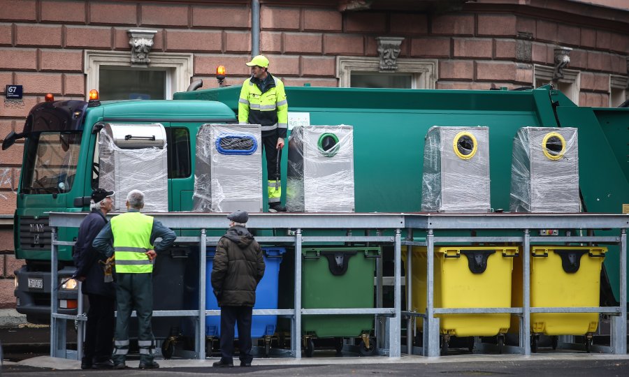 Podzemni kontejneri za razdvajanje otpada u Deželićevoj ulici u Zagrebu