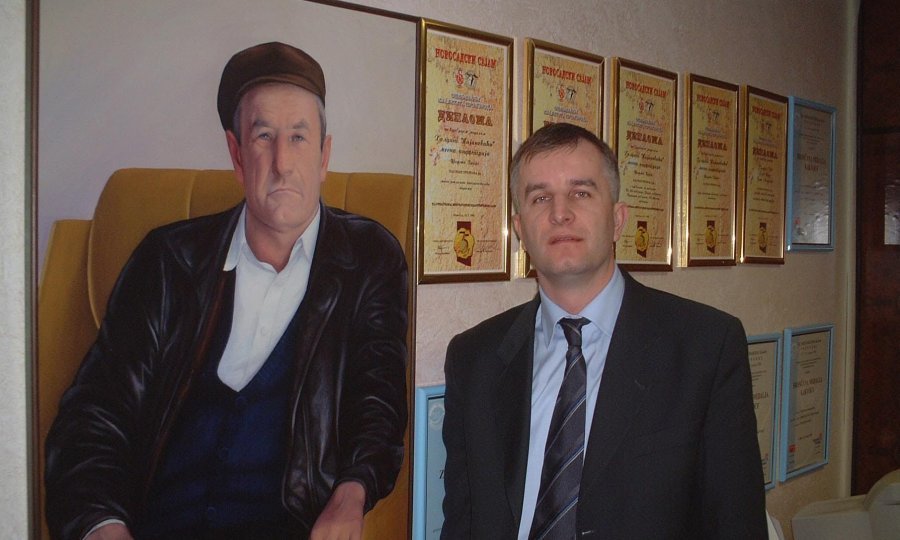 Jerko Lijanović pokraj očeva portreta, a stari je Lijan započeo obiteljski posao