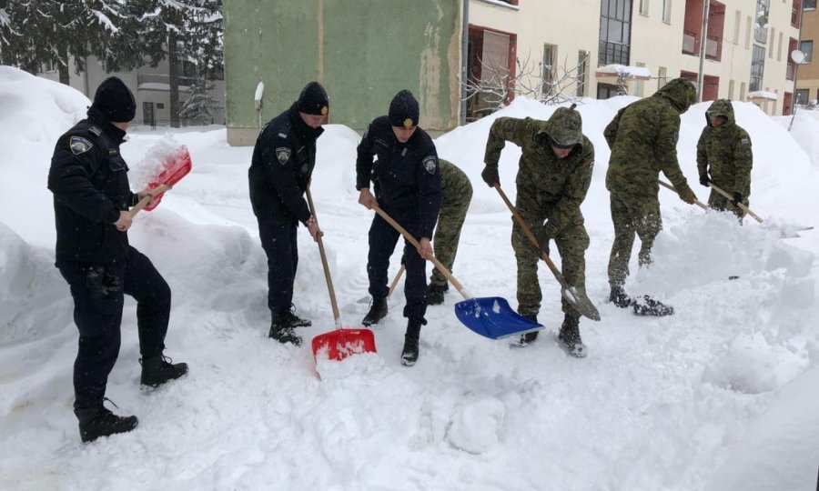Policajcima u Donjem Lapcu u pomoć stigli vojnici