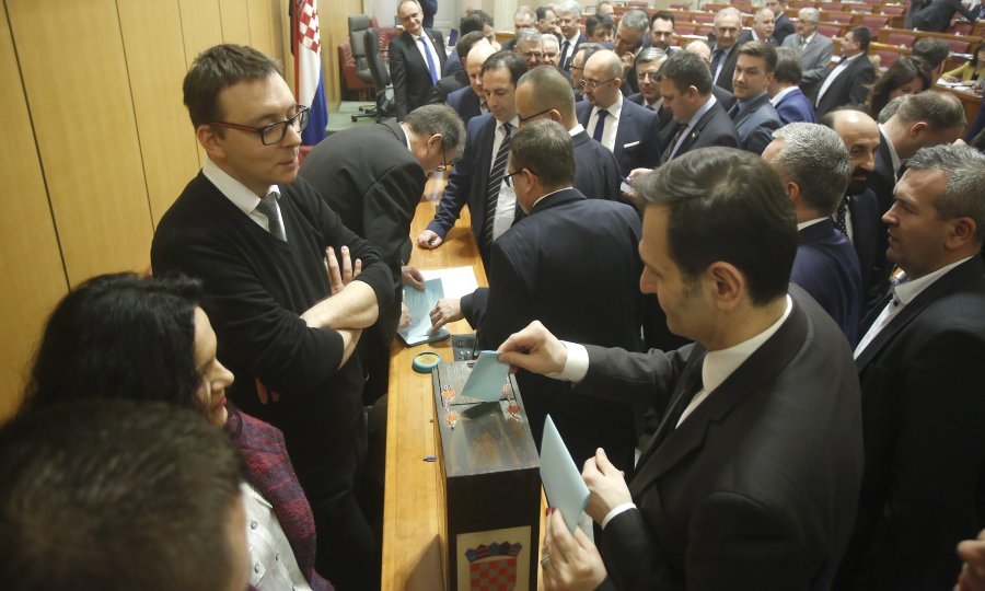 Saborski Poslovnik kaže da se 'tajno glasovanje provodi u pravilu pri izboru, odnosno imenovanju u slučaju kada je broj predloženih kandidata veći od broja koji se bira, odnosno imenuje'