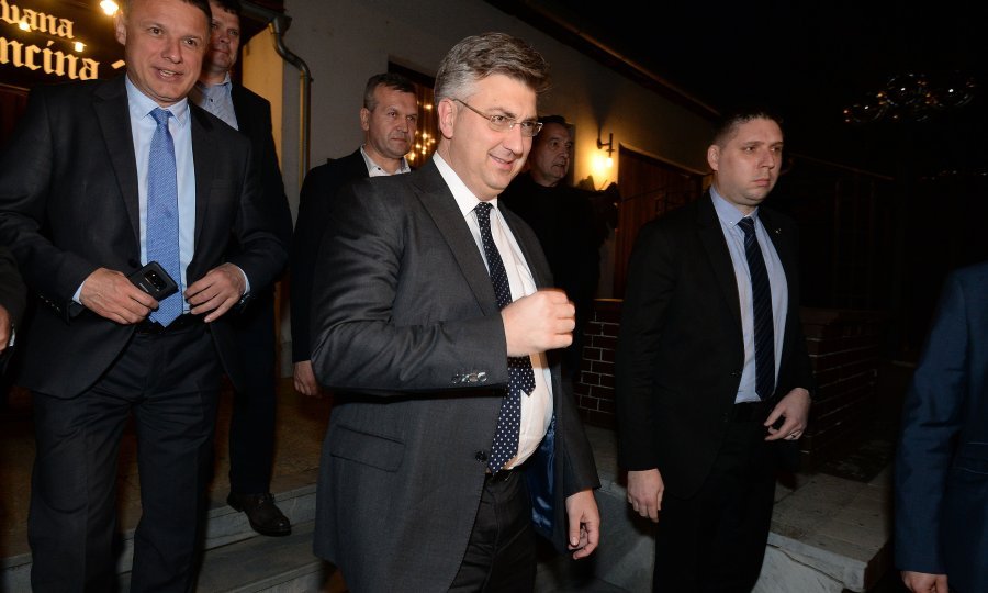 Na stranačkom sastanku pojavili su se svi viđeniji HDZ-ovci