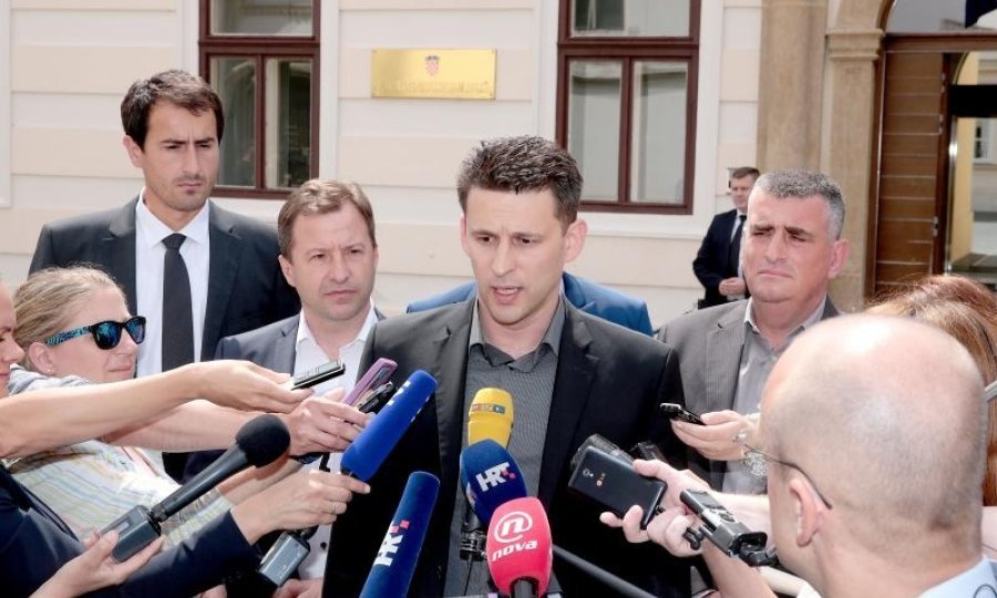 Božo Petrov ispred Vlade