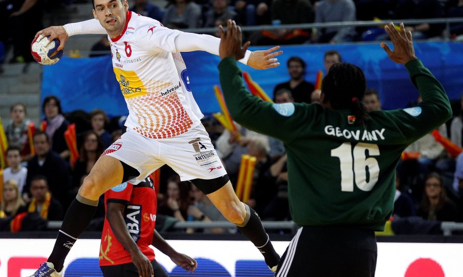 Men's Handball - Spain v Angola - 2017 Men's World Championship Main Round - Group B - Arenes de Metz, Metz, France - 16/01/17 - Spain's Angel Fernandez in action. REUTERS/Vincent Kessler
