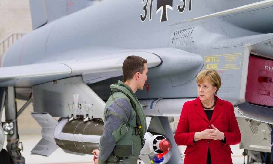 Kancelarka Merkel u razgovoru s pilotom Eurofightera