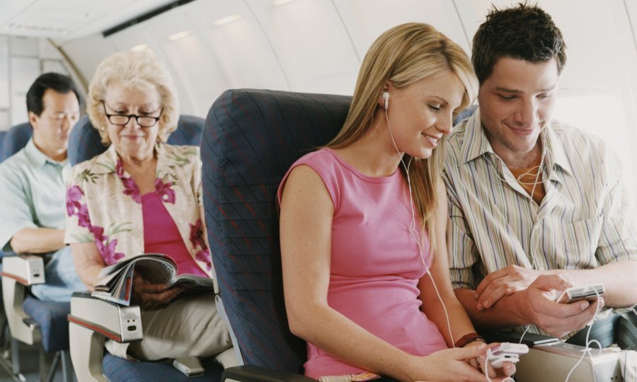 mušakarac žena avion putovanja