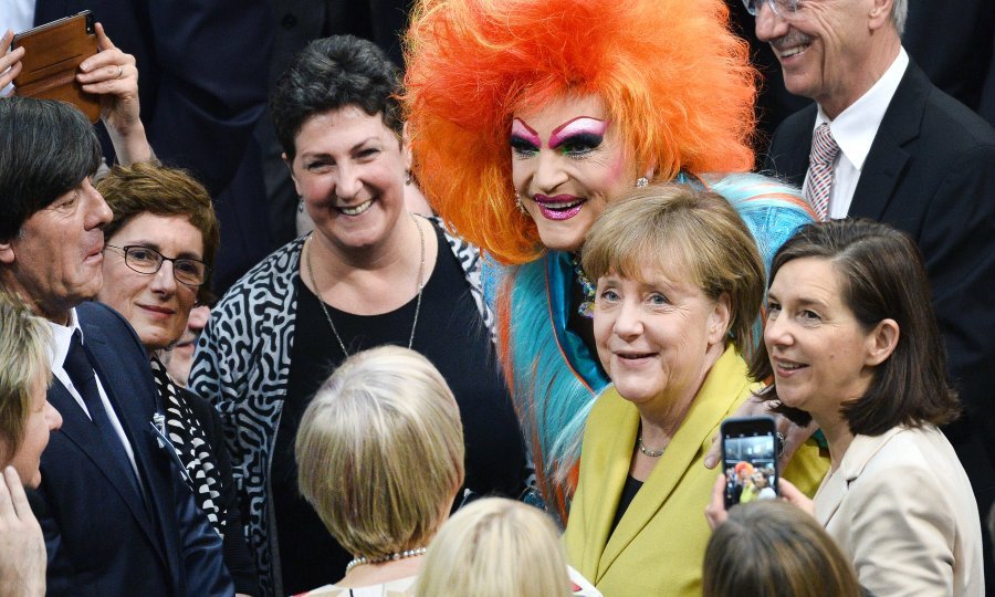 Izbornik Löw bio je u društvu Angele Merkel prilikom izbora aktualne njemačke vlade. Raspoloženje više nije tako veselo