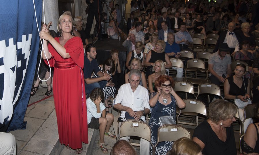 Operna pjevačica Terezija Kusanović za vrijeme podizanje zastave Splitskog ljeta
