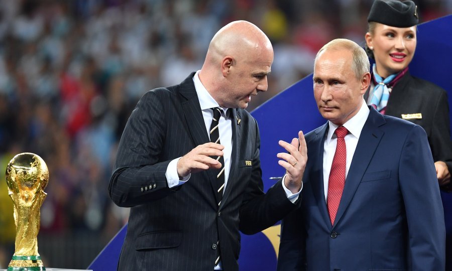 Predsjednik FIFA-e Gianni Infantino s predsjednikom Rusije Vladimirom Putinom na ceremoniji dodjele nagrade svjetskom prvaku u nogometu nakon utakmice Francuska-Hrvatska