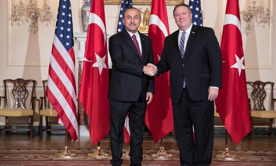 Mike Pompeo s turskim kolegom Mevlutom Cavusogluom