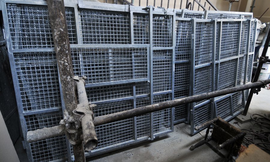 metalne prepreke sprječavanje prosvjeda POLICIJSKE BARIKADE