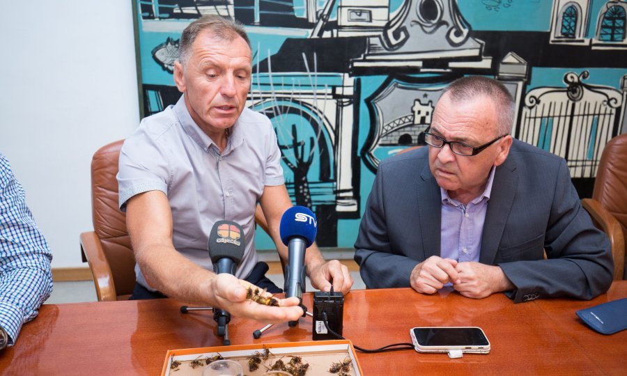 Lovac na stršljene, osječki pčelar Ivica Mišin i osječki gradonačelnik Ivan Vrkić