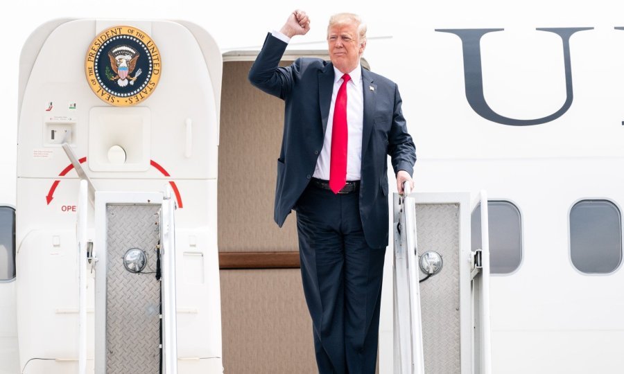 Donald Trump na ulazu u predsjednički avion