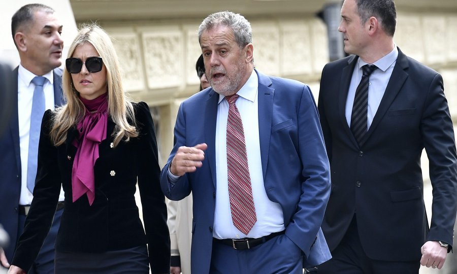 Ivica Lovrić, odvjetnica Ksenija Vržina i Milan Bandić ispred zgrade Županijskog suda u Zagrebu