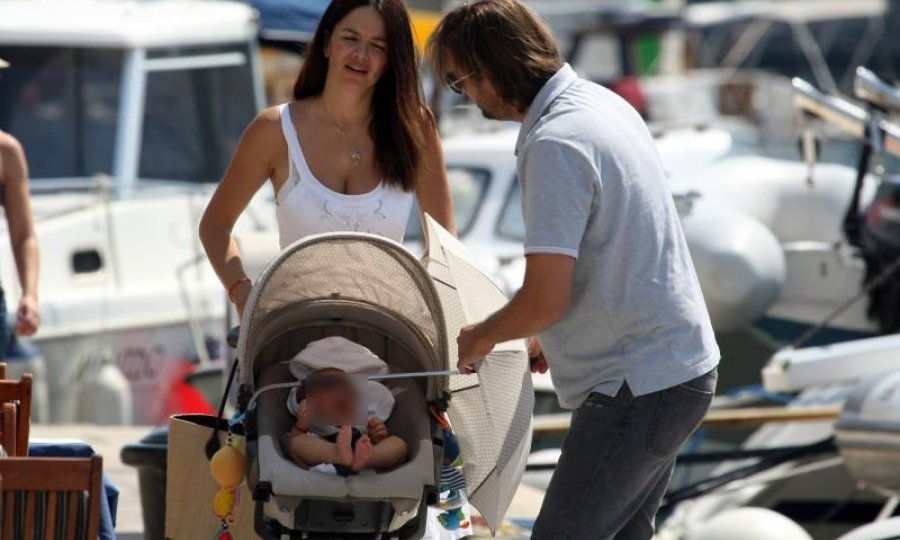 Severina, Milan i mali Aleksandar na Hvaru u kolovozu 2012.