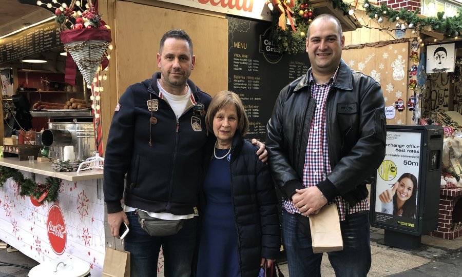 Taksisti Anel Pašalić (lijevo), Danijel Bibić (desno) i Blanka Mežnarić