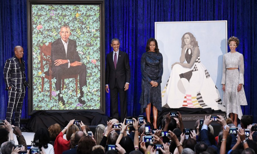 Barack i Michelle Obama ispred svojih portreta 2018. u The National Portrait Gallery s umjetnicima Kehindeom Wileyjem i Amy Sherald