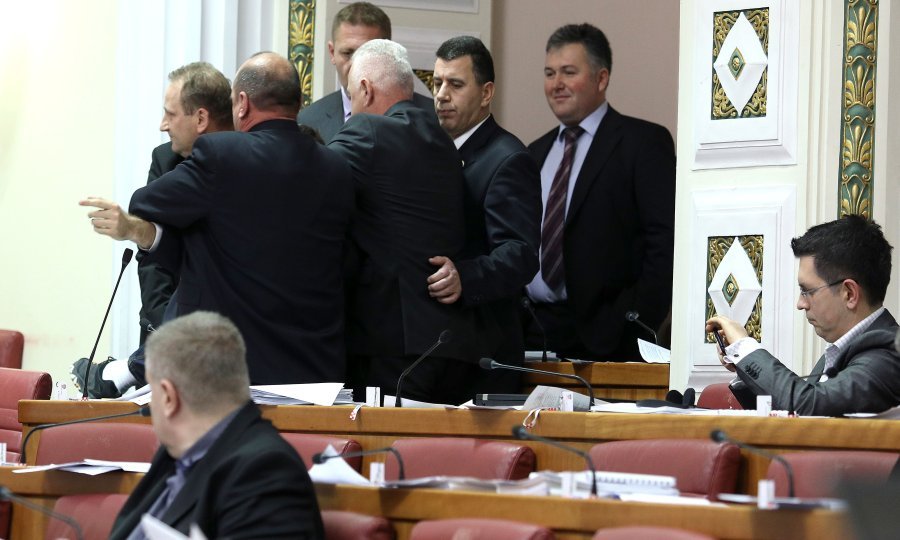 S vremena na vrijeme strasti se u sabornici toliko uzburkaju da mora intervenirati saborska straža