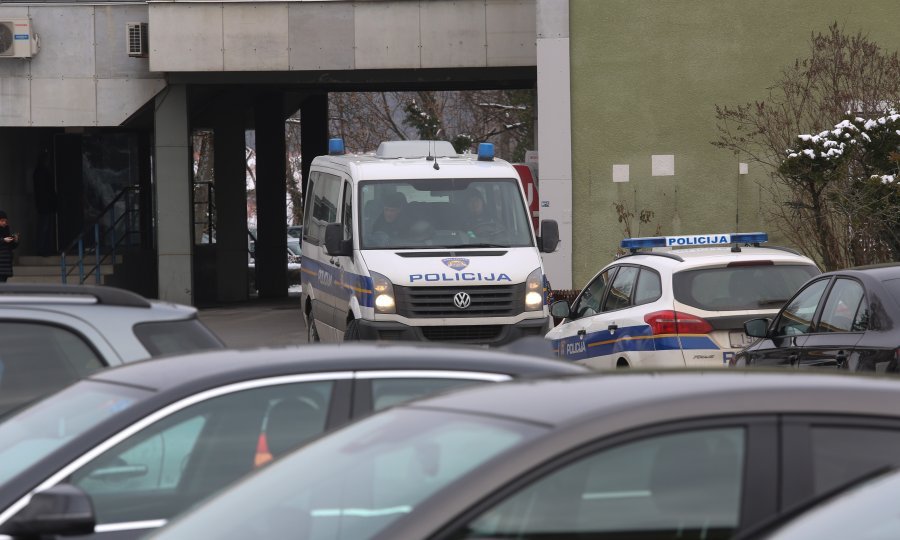 Policija ispred bolnice na Jordanovcu
