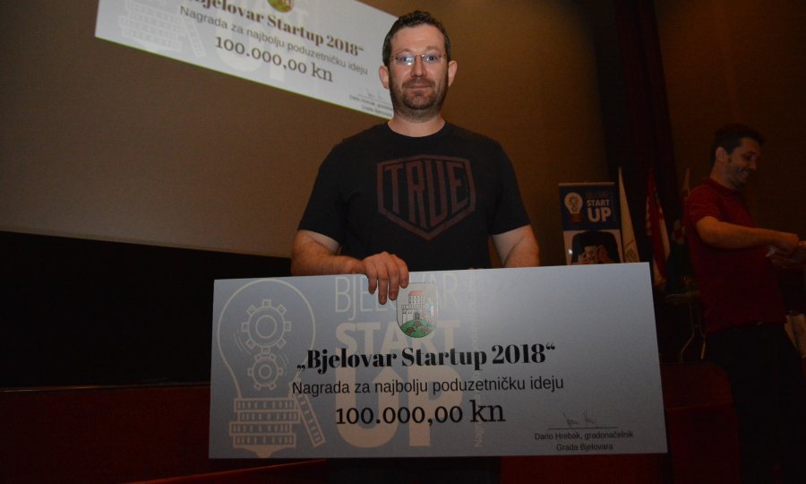 Vedran Presečki s pobjedničkim čekom za najbolju poduzetničku ideju 'Bjelovar Startup 2018'