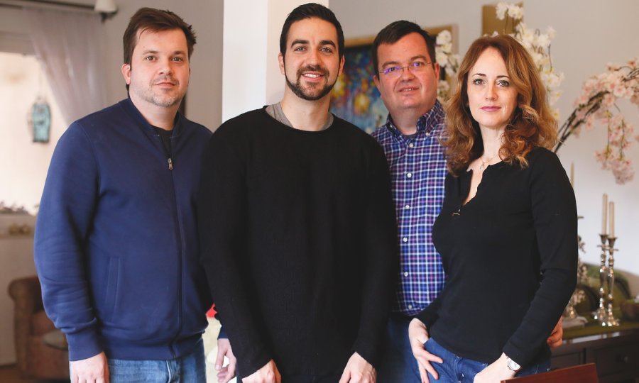 Stipe i Tomislav Legčević (prva dvojica slijeva), koji su se nedavno izvukli iz pakla Venezuele, s Ivanom i Svjetlanom Legčević
