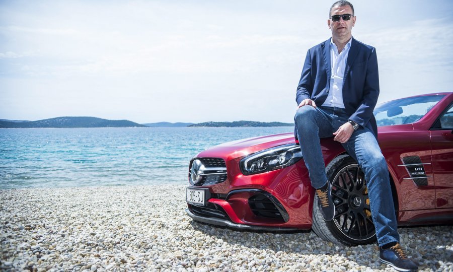 Josip Stojanović Jolly s jednim od Mercedesa iz svog voznog parka