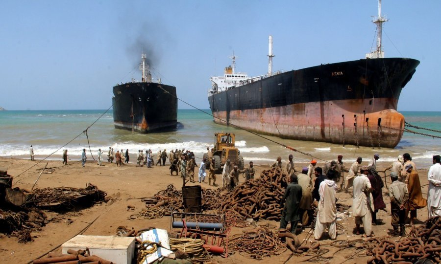 Rezalište Gadani u Karačiju, u Pakistanu, u kojem svakog dana tisuće radnika riskiraju živote na razgradnji golemih tankera i kruzera. Svakog jutra radnici iz obližnjeg sirotinjskog naselja rade na pojasu obale dugačkom 10 kilometara