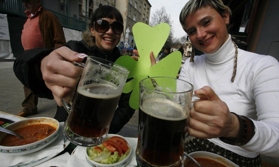 Marijana i Iva slave današnji irski praznik Svetog Patrika u jednoj zagrebačkoj pivnici Tkalčićevoj ulici. Kažu da je pivo uz gablec izuzetak. Samo danas zbog Sv. Patrika.