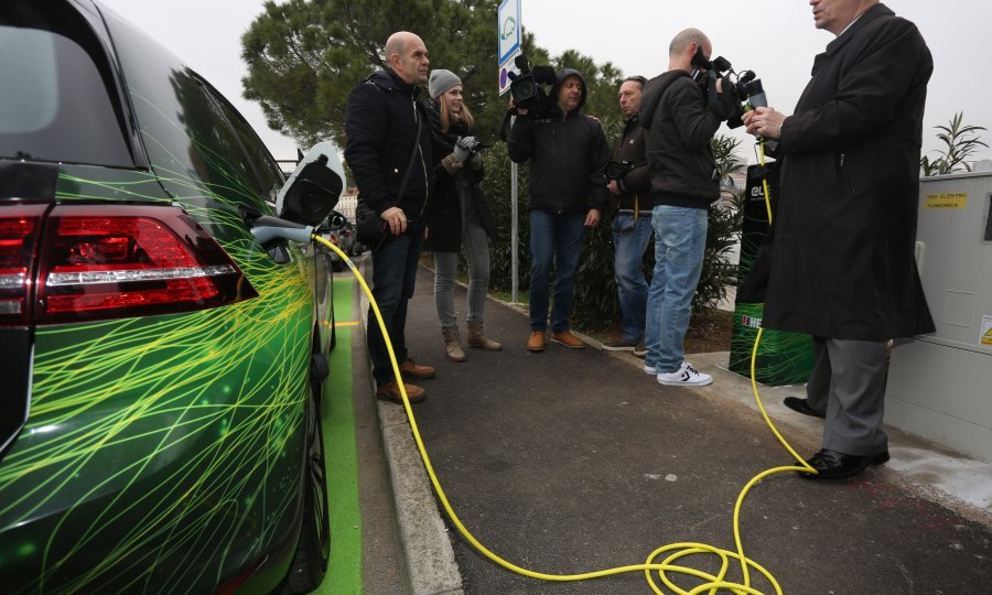 Punjenje električnog automobila