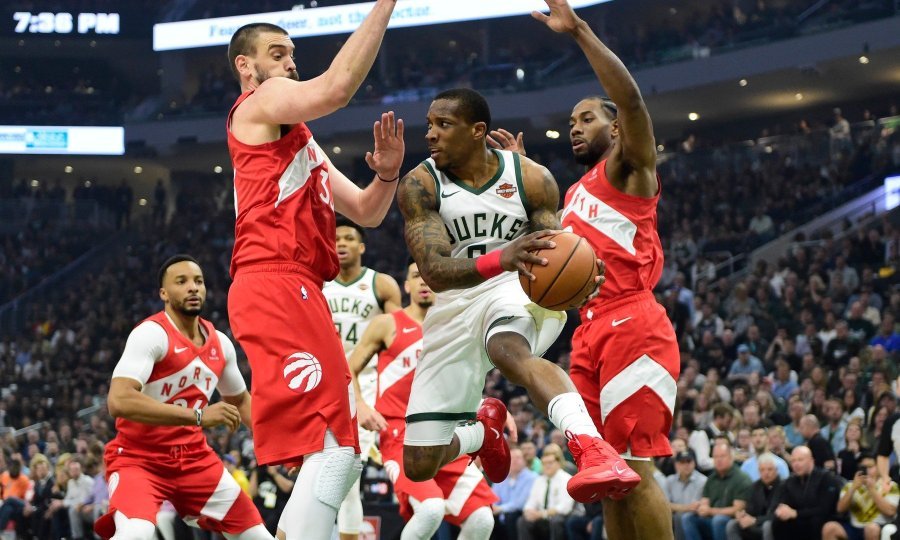 Marc Gasol (33), Eric Bledsoe (u sredini) i Kawhi Leonard (2)
