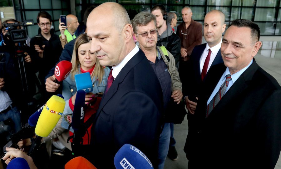 Mislav Kolakušić, Davor Banović i Igor Ćutuk s novinarima