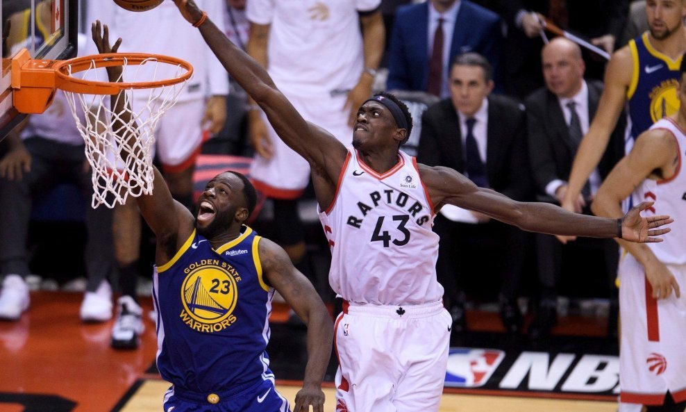 Pascal Siakam (u bijelom dresu) vs. Draymond Green