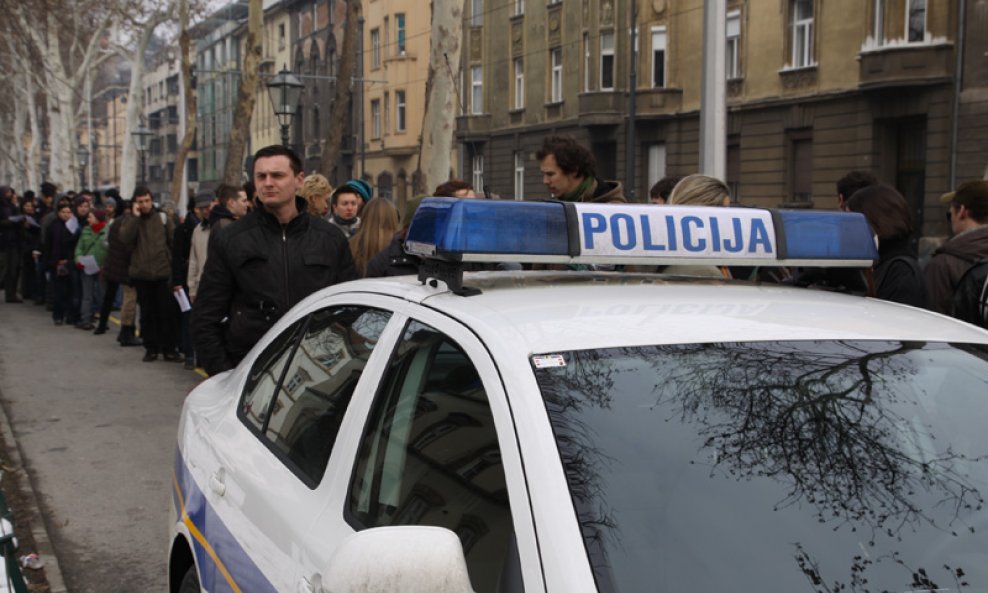 I policija se ubacila u red