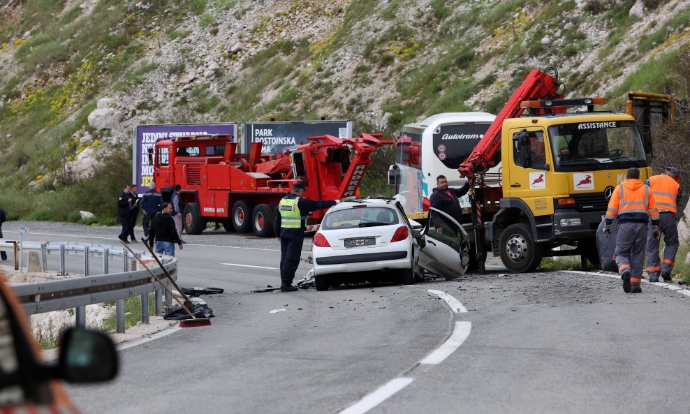 Jedna osoba poginula u sudaru autobusa i osobnog automobila