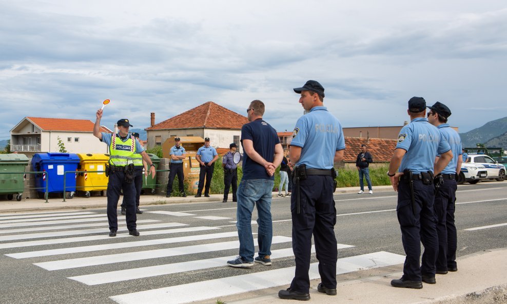 Brojni policajci 'čuvaju' Matičevića dok prosvjeduje.