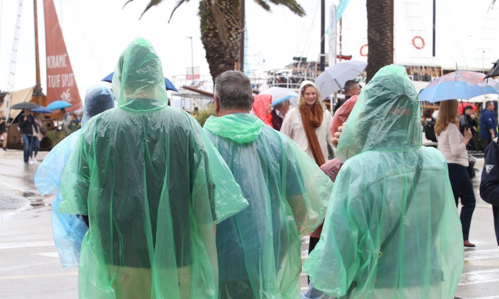 Turiste pristigle u Split na početku lipnja dočekala kiša.