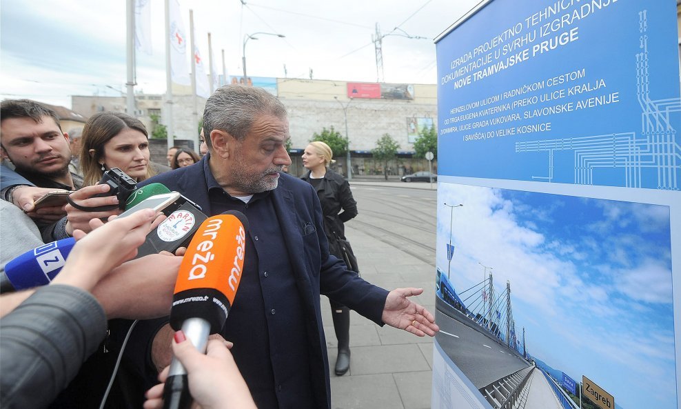 Bandić pokazuje na pano koji je Grad osmislio za prezentaciju projekta