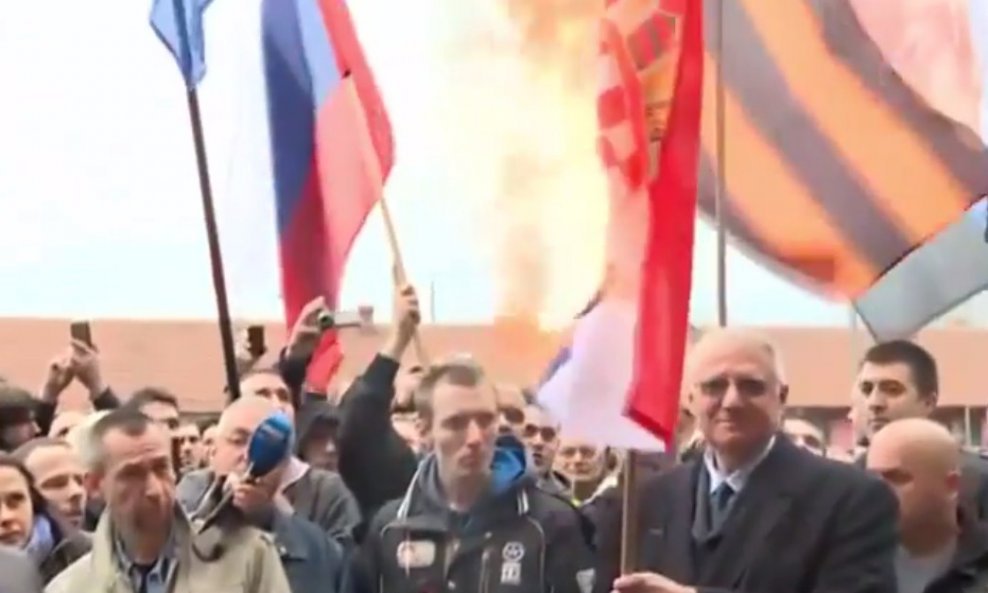 Šešelj pali hrvatsku zastavu