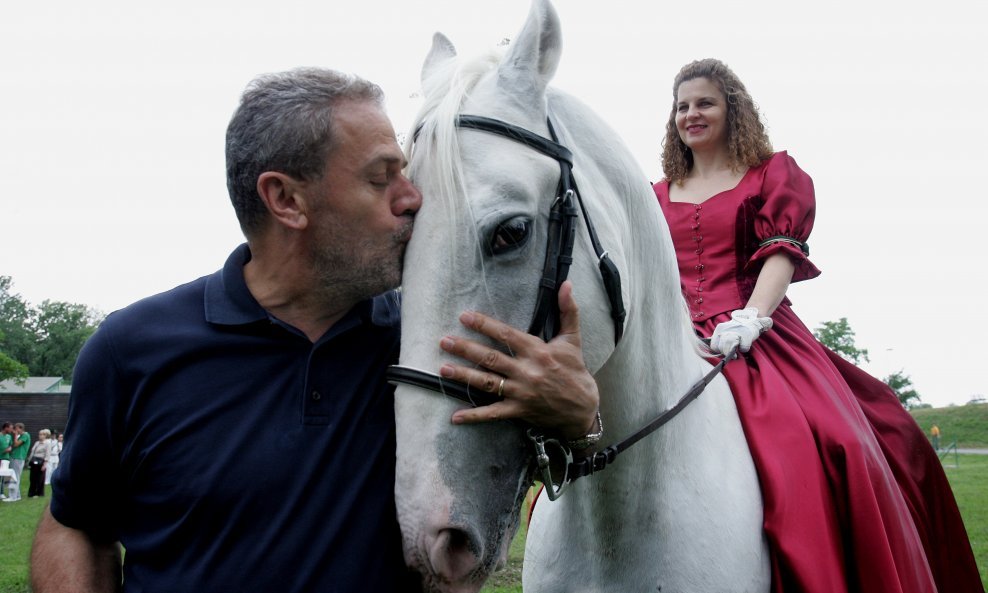 Milan Bandić rado se slika s konjima