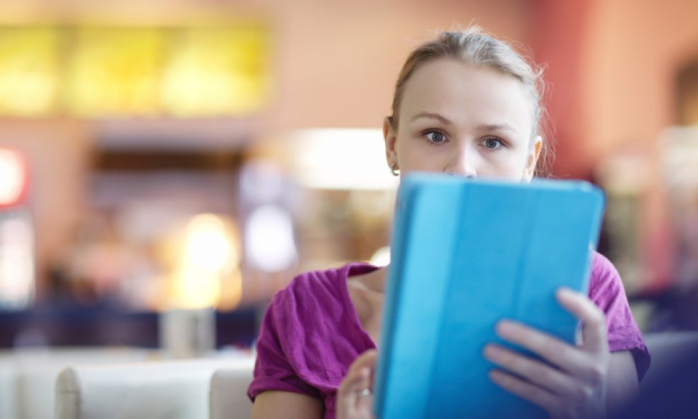 djevojka žena tablet računalo