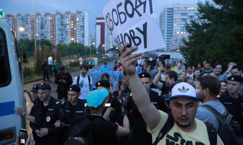 Prosvjedi protiv uhićenja novinara Ivana Golunova