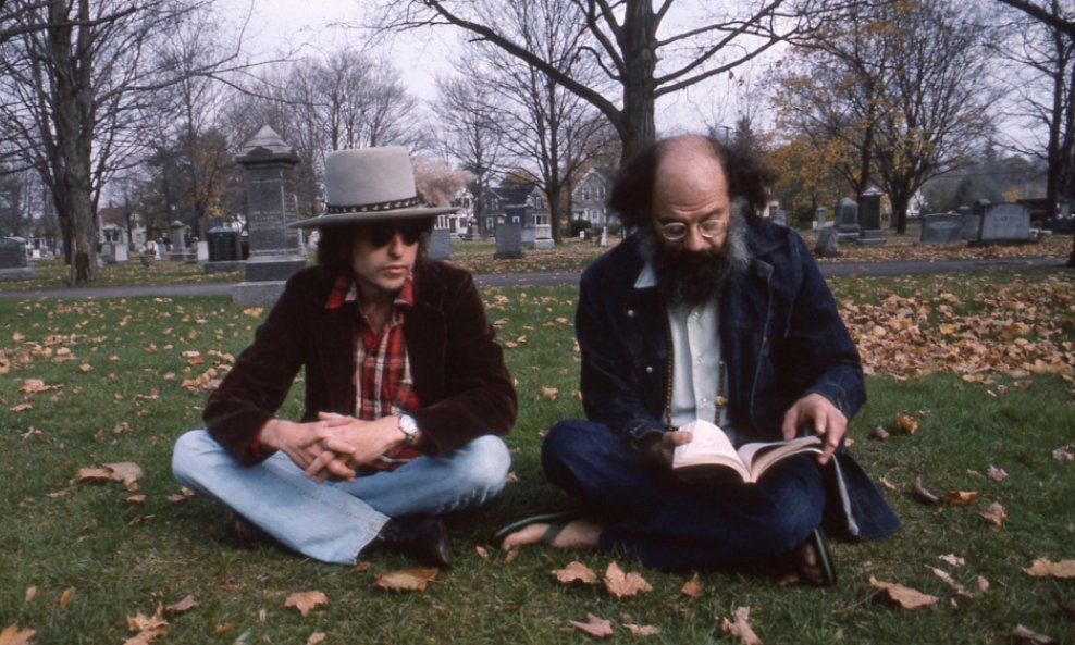 Bob Dylan i Allen Ginsberg na grobu Jacka Kerouaca u filmu 'Rolling Thunder Revue...'