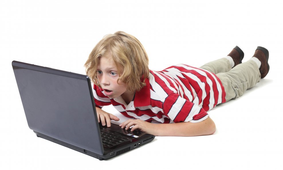 dječak internet laptop