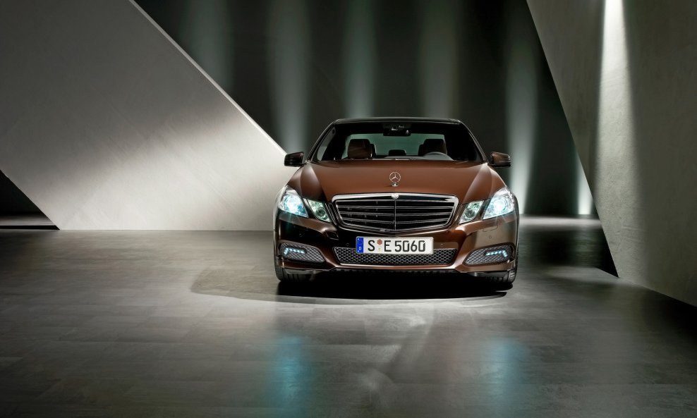 2010-Mercedes-Benz-E-Class-Front-1920x1440