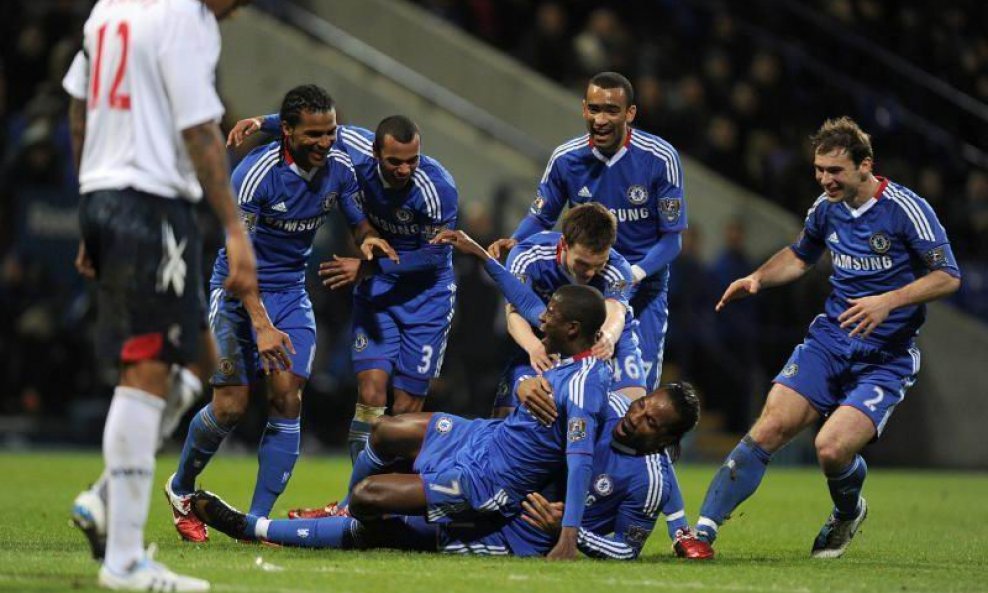 Ramires i igrači Chelseaja slave njegov gol