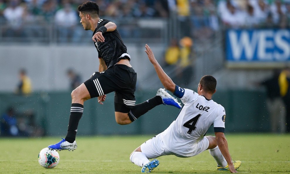 Raul Jimenez (9) i Yasmani Lopez (4)