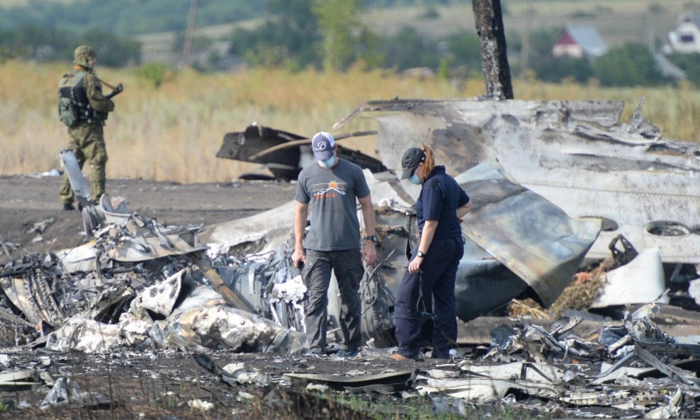 Očevid na mjestu srušenog zrakoplova MH17