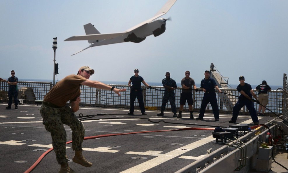 Ilustracija / Američki vojnik lansira dron